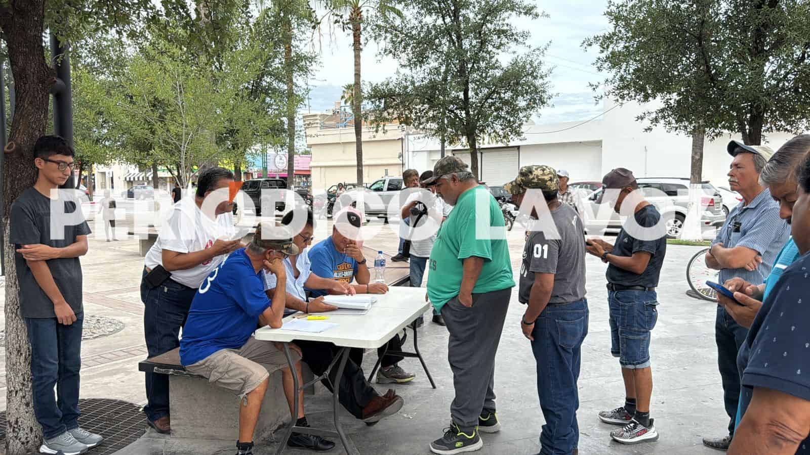 Larga fila de extrabajadores de AHMSA en busca de certidumbre sobre su liquidación