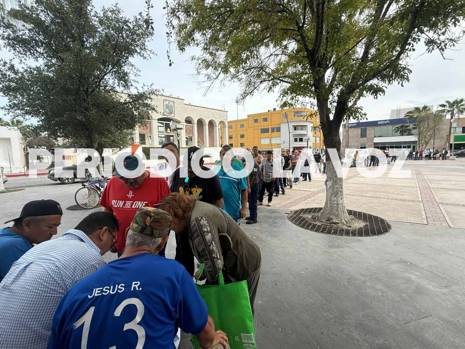Larga fila de extrabajadores de AHMSA en busca de certidumbre sobre su liquidación