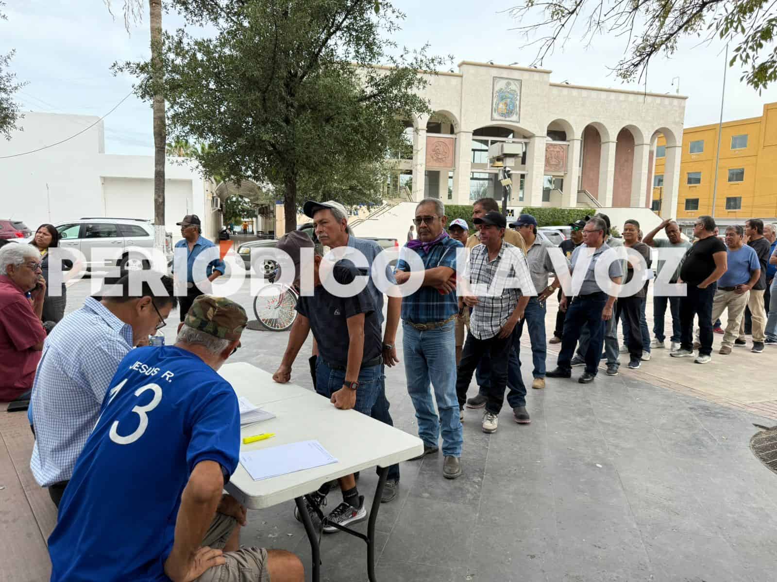 Larga fila de extrabajadores de AHMSA en busca de certidumbre sobre su liquidación