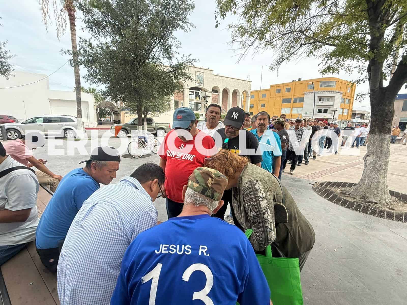 Larga fila de extrabajadores de AHMSA en busca de certidumbre sobre su liquidación