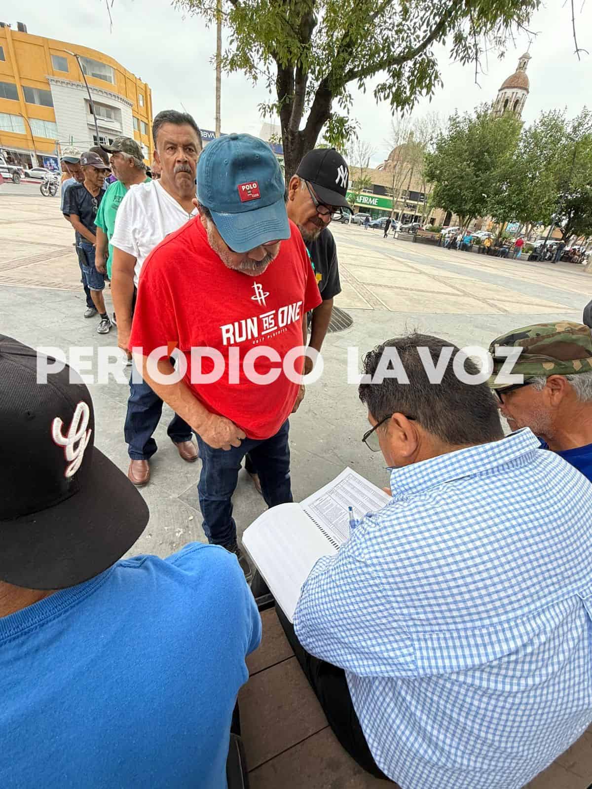 Larga fila de extrabajadores de AHMSA en busca de certidumbre sobre su liquidación