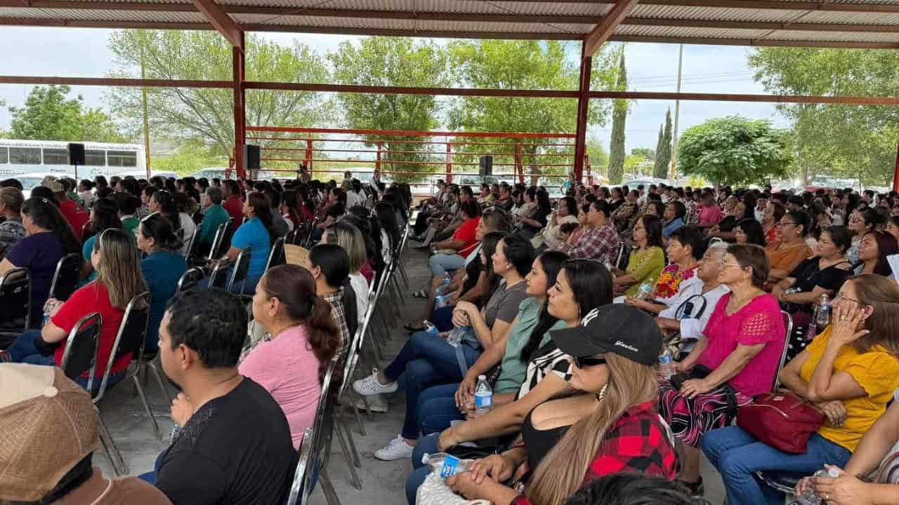 Directora del Cecytec criticada por cambio repentino en fecha de graduación