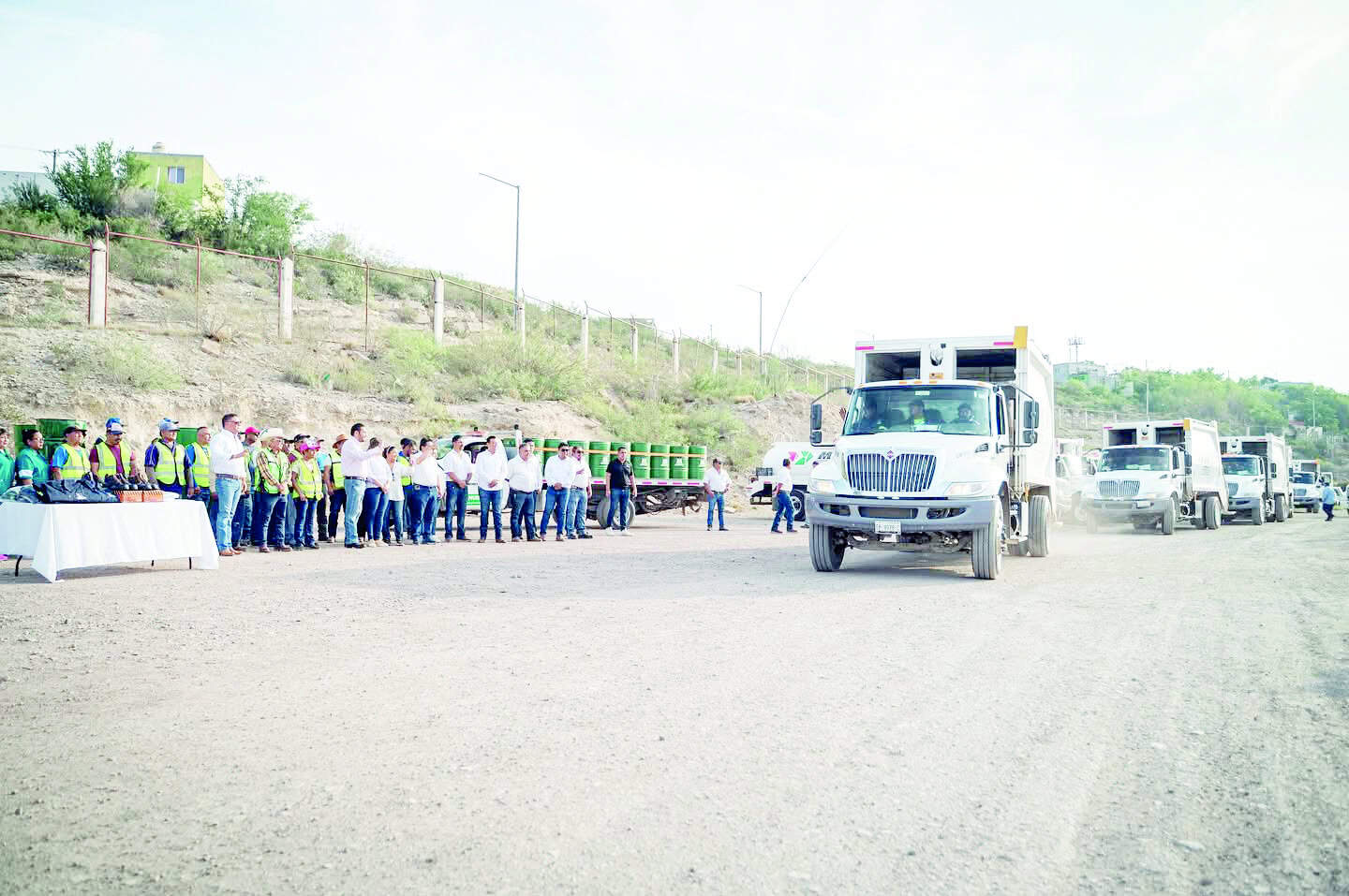 Entrega de botes y recolección de residuos en sector poniente de Monclova