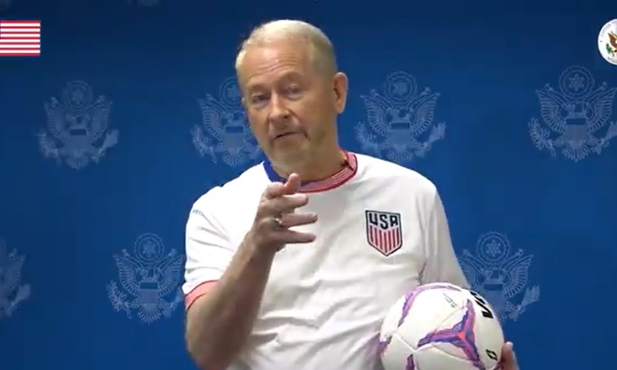 Reto amistoso en final de la Copa Oro entre embajador de EE.UU. y Canciller de México