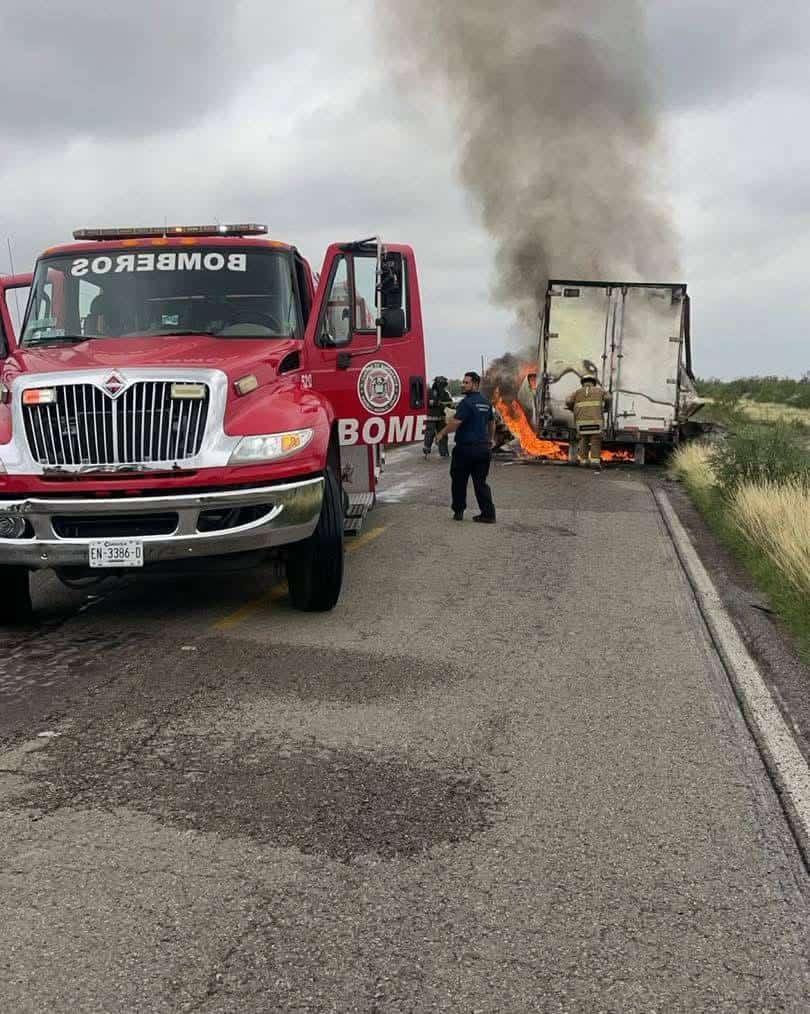 Arde tráiler en la Ribereña; bomberos de PN sofocan fuego 