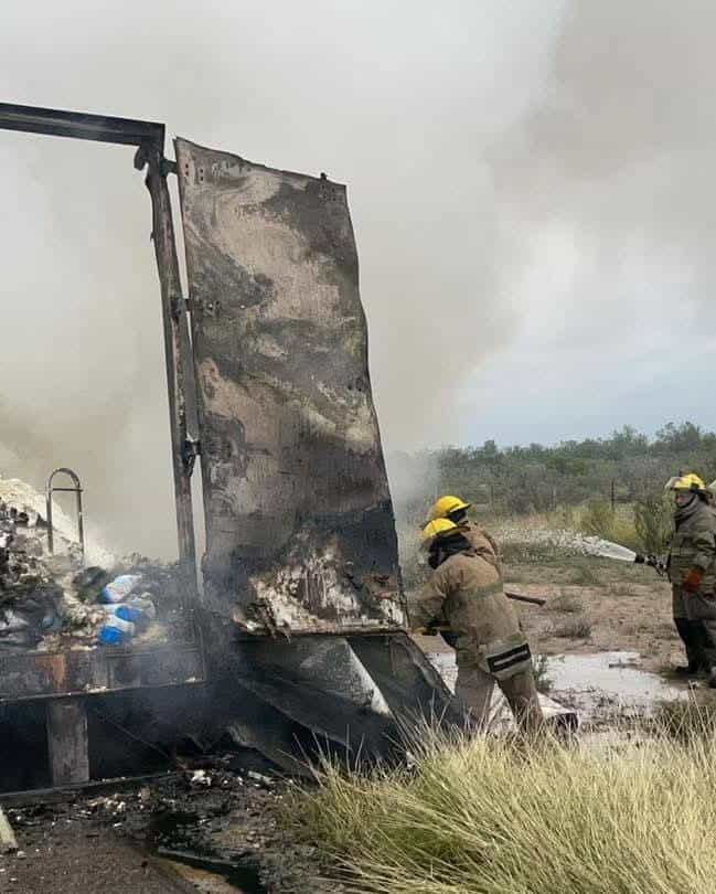 Arde tráiler en la Ribereña; bomberos de PN sofocan fuego 