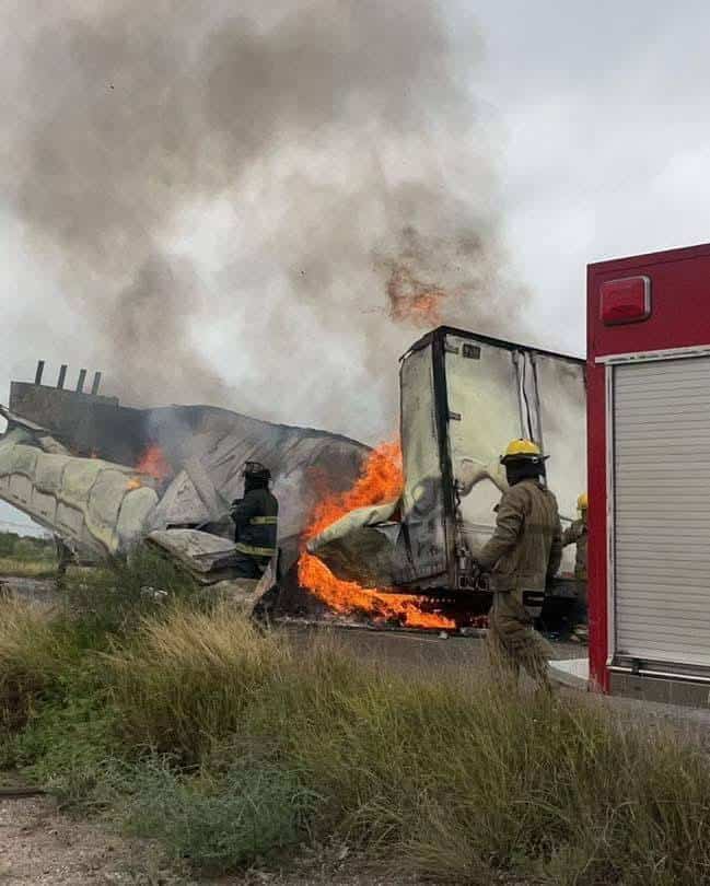 Arde tráiler en la Ribereña; bomberos de PN sofocan fuego 