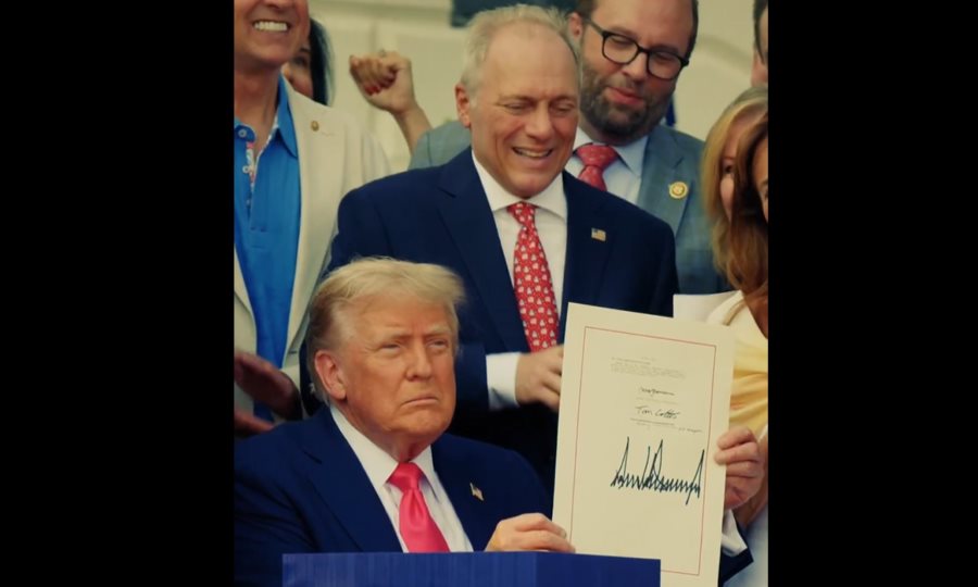 Donald Trump firma ley de recortes fiscales y presupuestarios