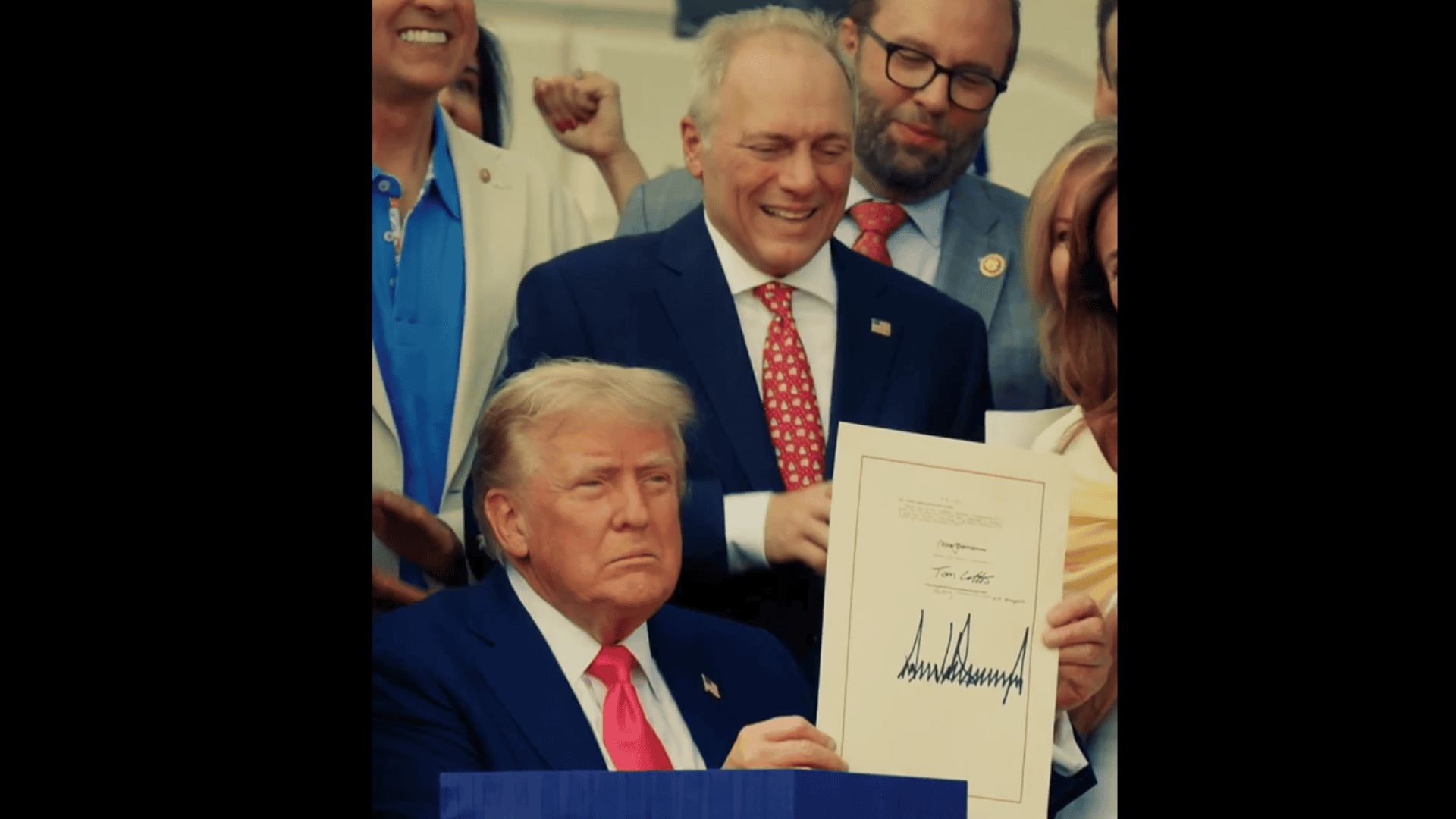 Donald Trump firma ley de recortes fiscales y presupuestarios