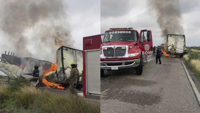 Arde tráiler en la Ribereña; bomberos de PN sofocan fuego 