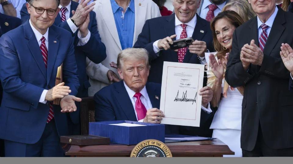 Firma de Trump el plan fiscal One Big, Beautiful Bill en medio de controversia