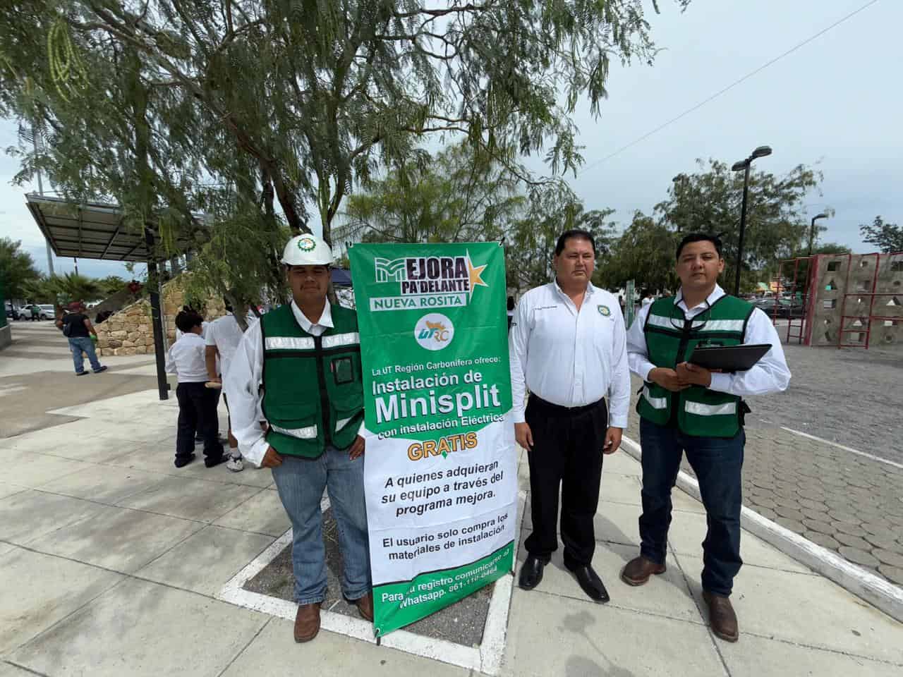 Estudiantes de UTRC y docentes Instalan minisplits gratuitamente