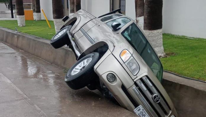 Pierde el control y cae en desnivel por pavimento mojado en Ciudad Acuña