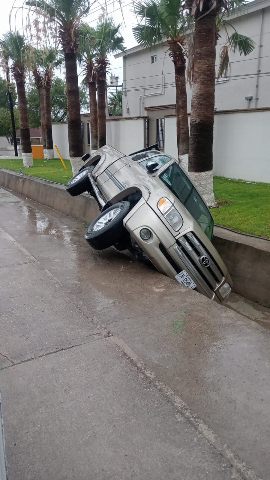 Pierde el control y cae en desnivel por pavimento mojado en Ciudad Acuña