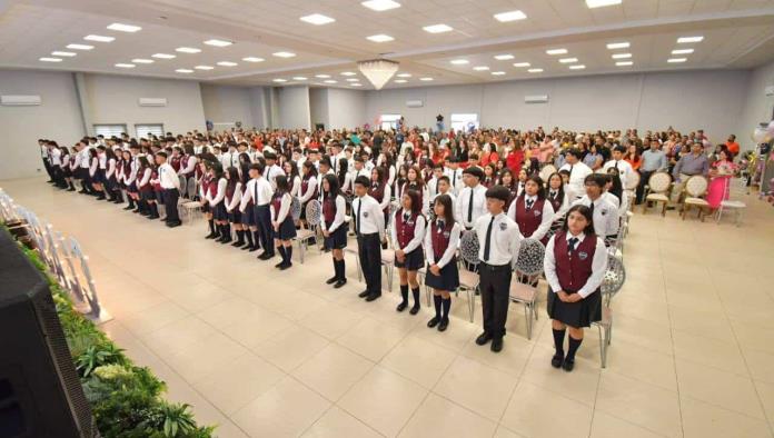 Celebran graduación en la Secundaria Vito Alessio Robles de Nava