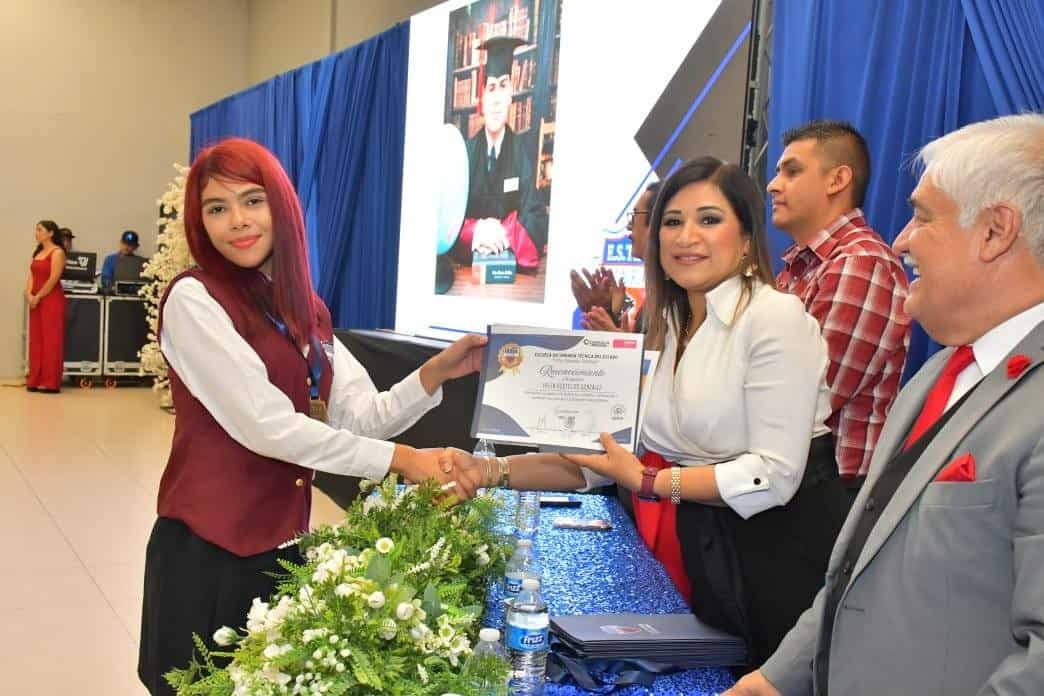 Celebran graduación en la Secundaria Vito Alessio Robles de Nava
