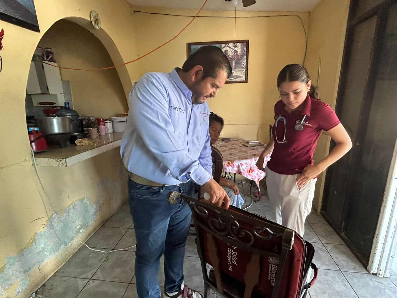 Enfermeros y médicos toman rol activo en seguimiento de pacientes en Salud Casa por Casa