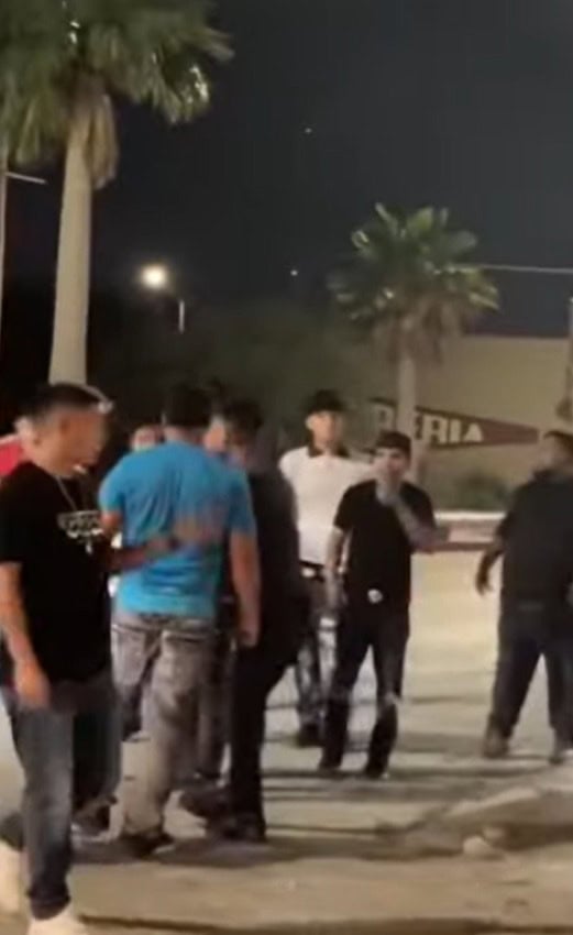 Estalla riña campal en el bar "Clamatos"; Policía no interviene