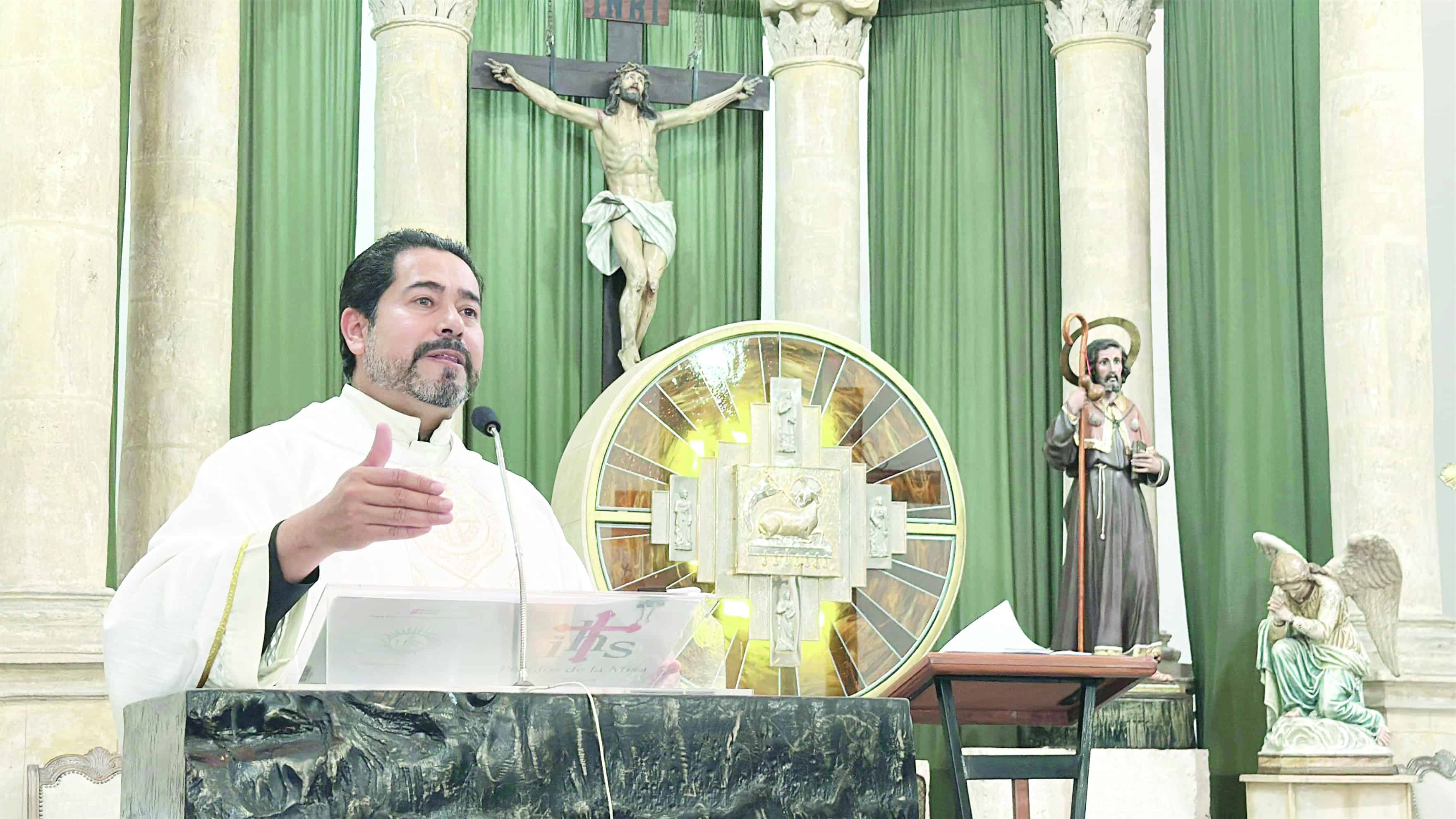 Néstor Martínez, párroco de Santiago Apóstol, insta a la paciencia y esperanza en trabajadores de AHMSA
