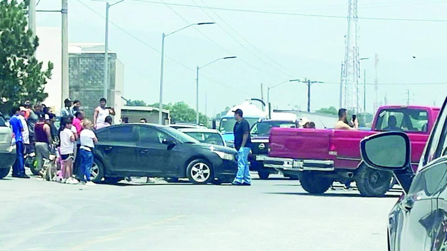 Bloquean vialidad; permanecían sin luz