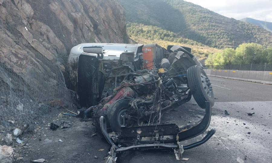 Vuelca tráileren Los Chorros