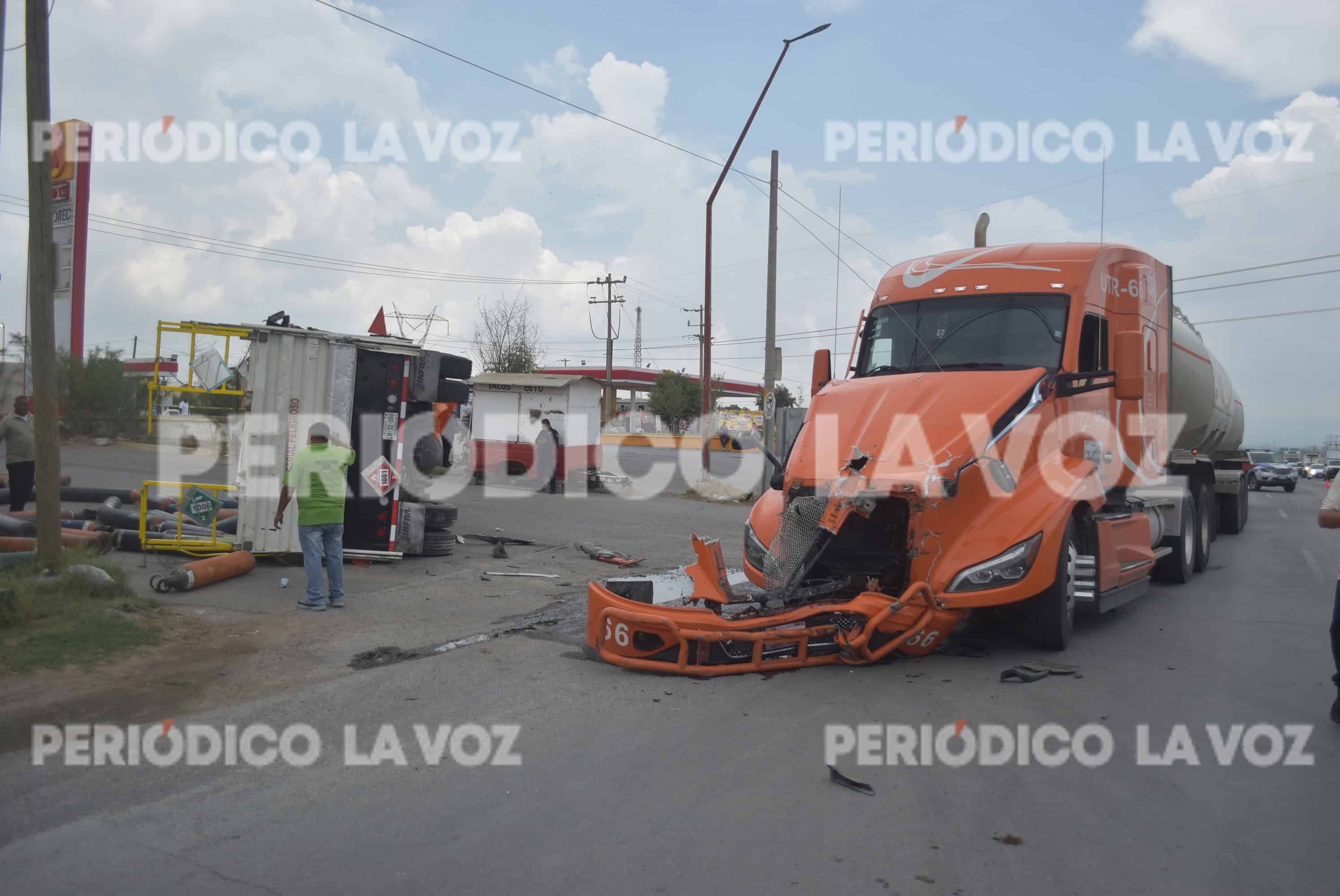 Choque entre tráiler y camión INFRA provoca caos en Castaños
