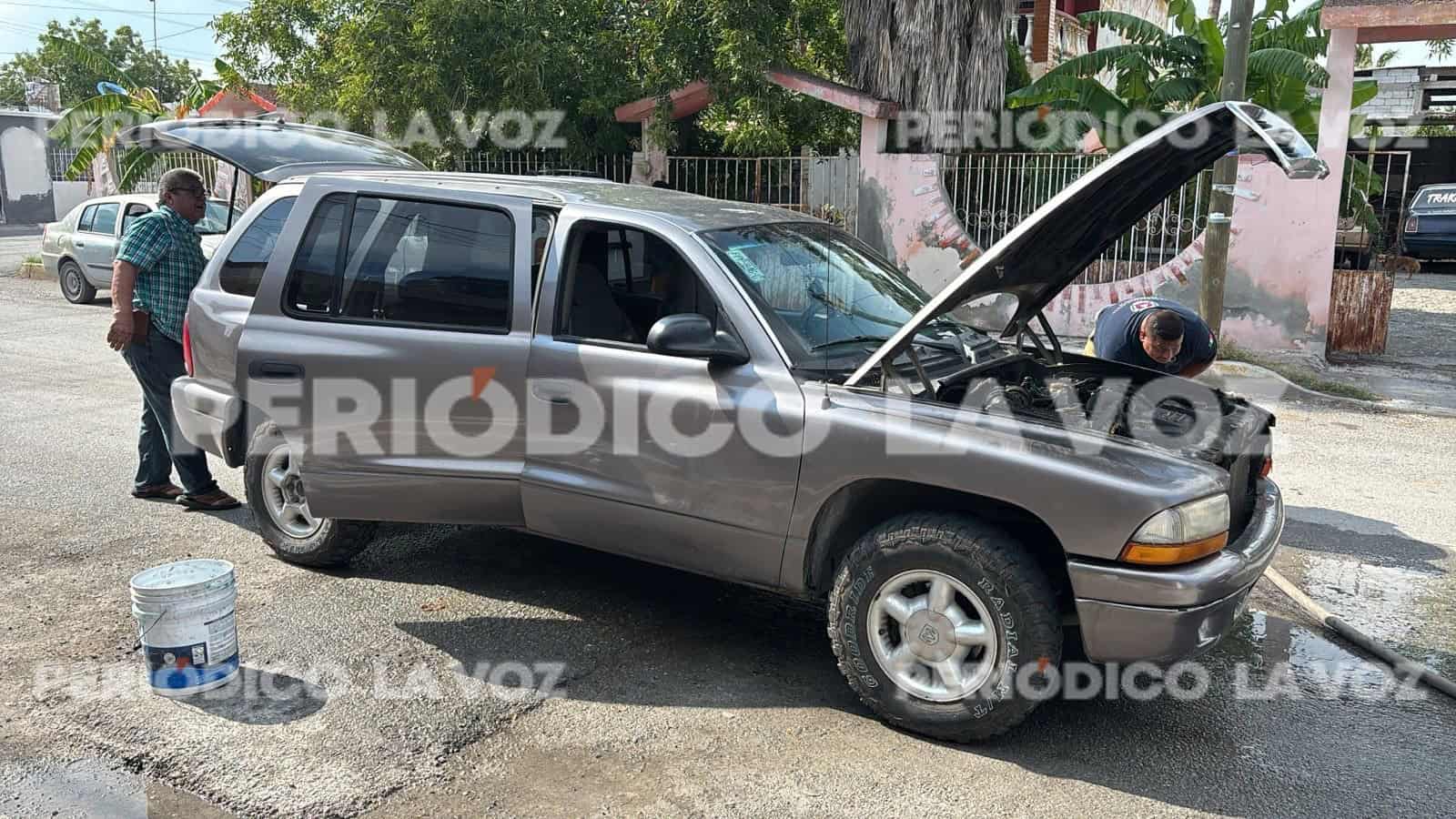 Cortocircuito en camioneta Dodge Durango causa incendio en Monclova