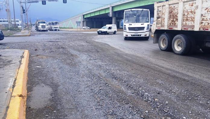Lluvias en Arteaga provocan daños en cruce vial