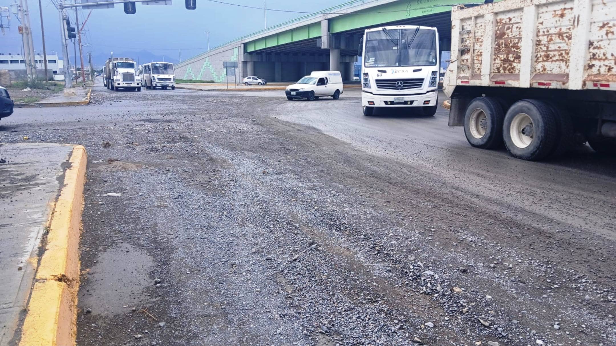 Lluvias en Arteaga provocan daños en cruce vial