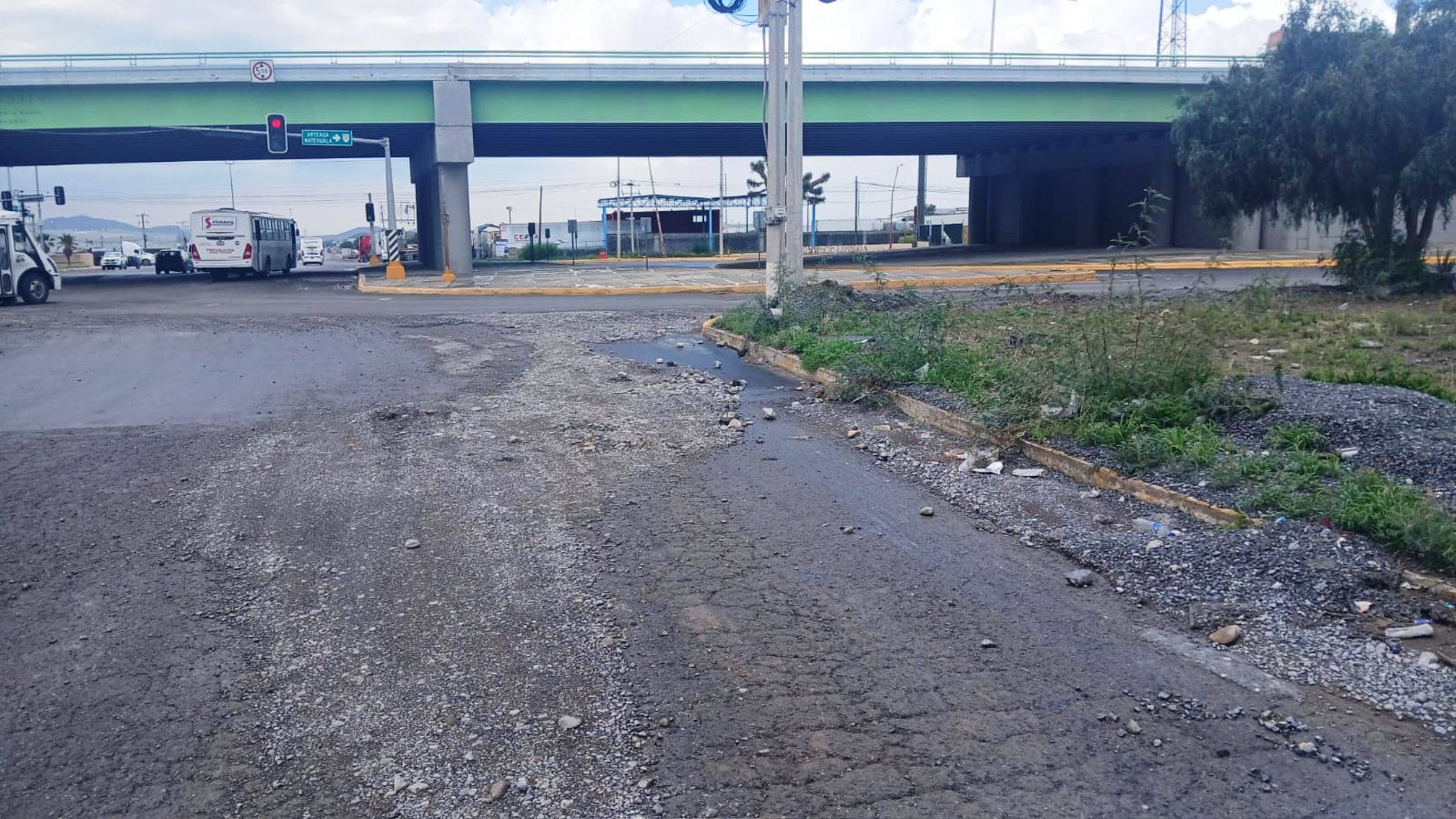 Lluvias en Arteaga provocan daños en cruce vial