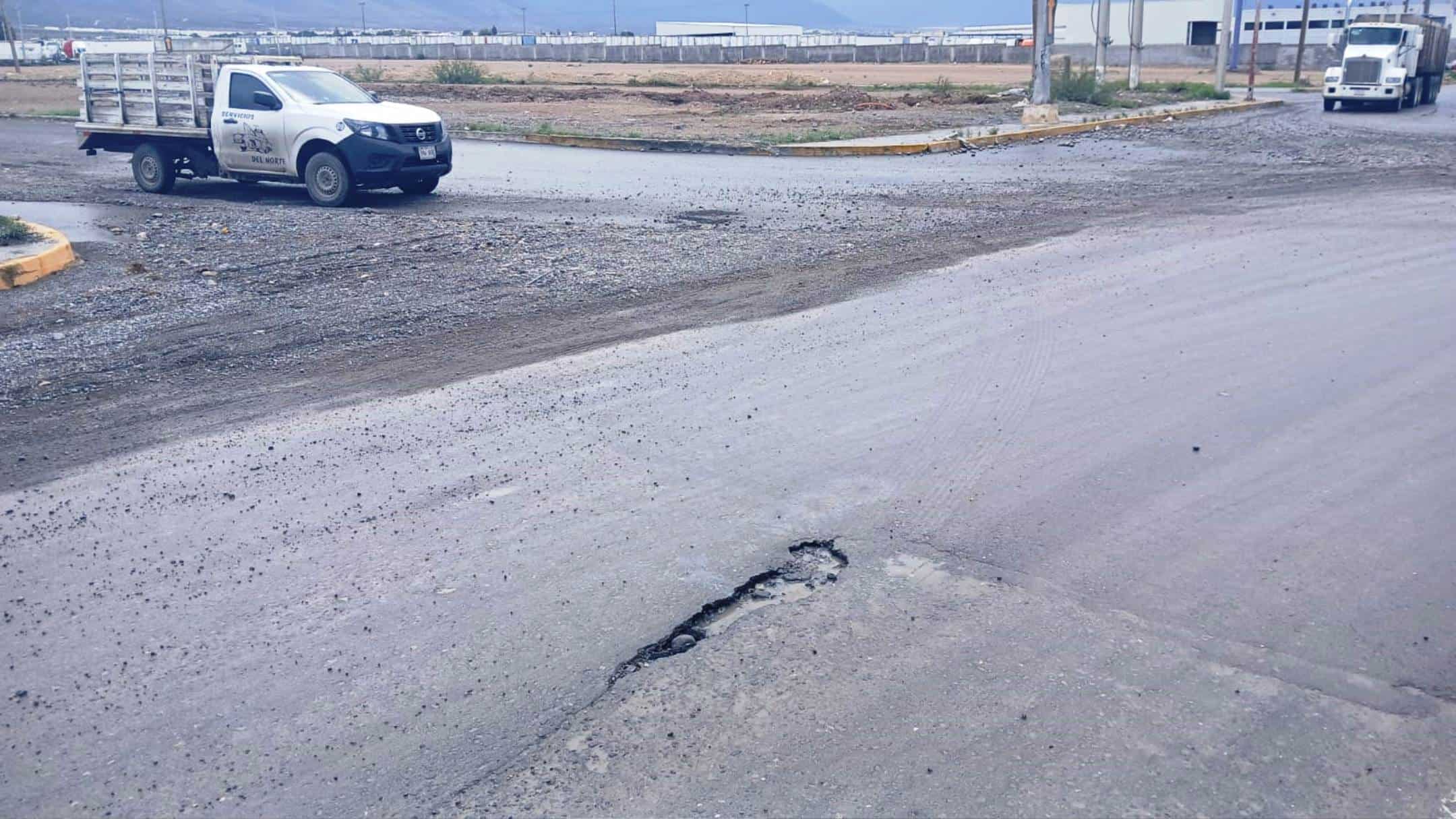 Lluvias en Arteaga provocan daños en cruce vial