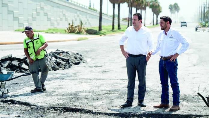 Alcalde Javier Díaz González supervisa remoción de escombros en Saltillo