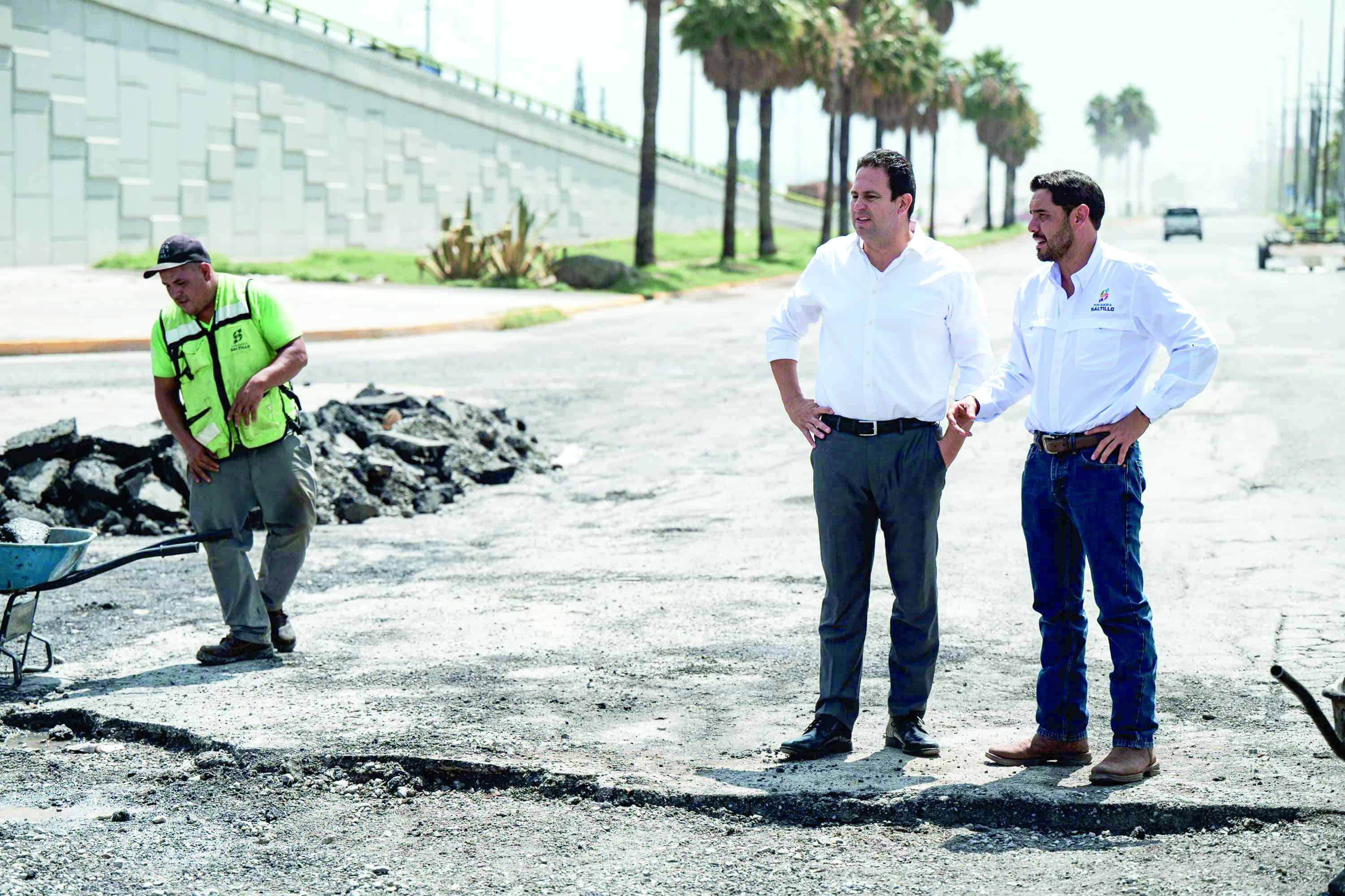 Alcalde Javier Díaz González supervisa remoción de escombros en Saltillo