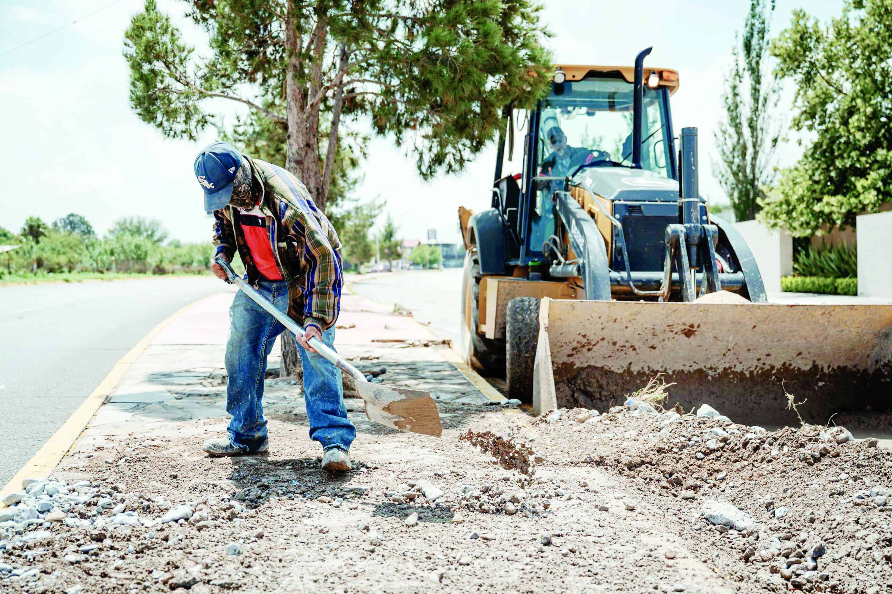 Alcalde Javier Díaz González supervisa remoción de escombros en Saltillo