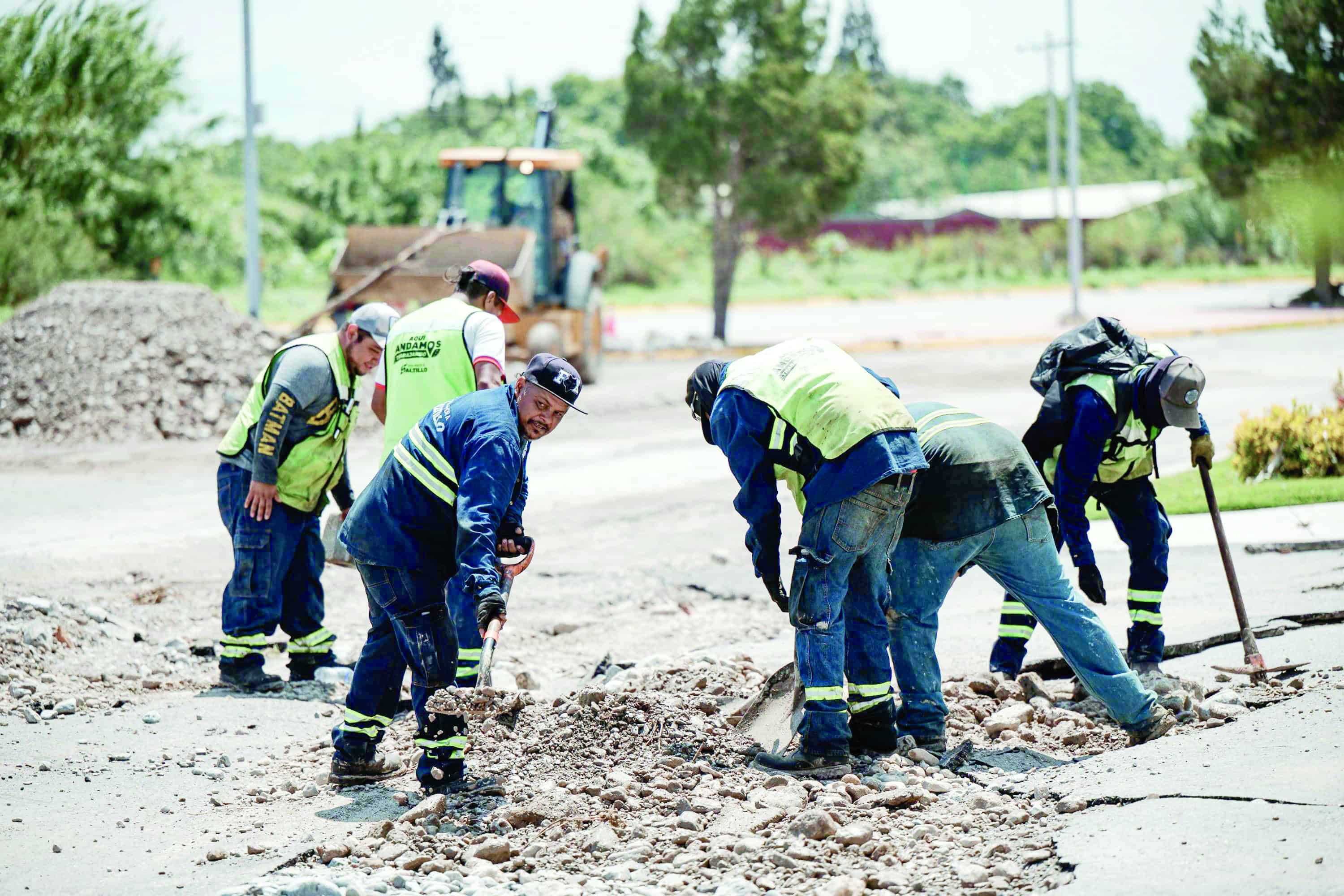 Alcalde Javier Díaz González supervisa remoción de escombros en Saltillo