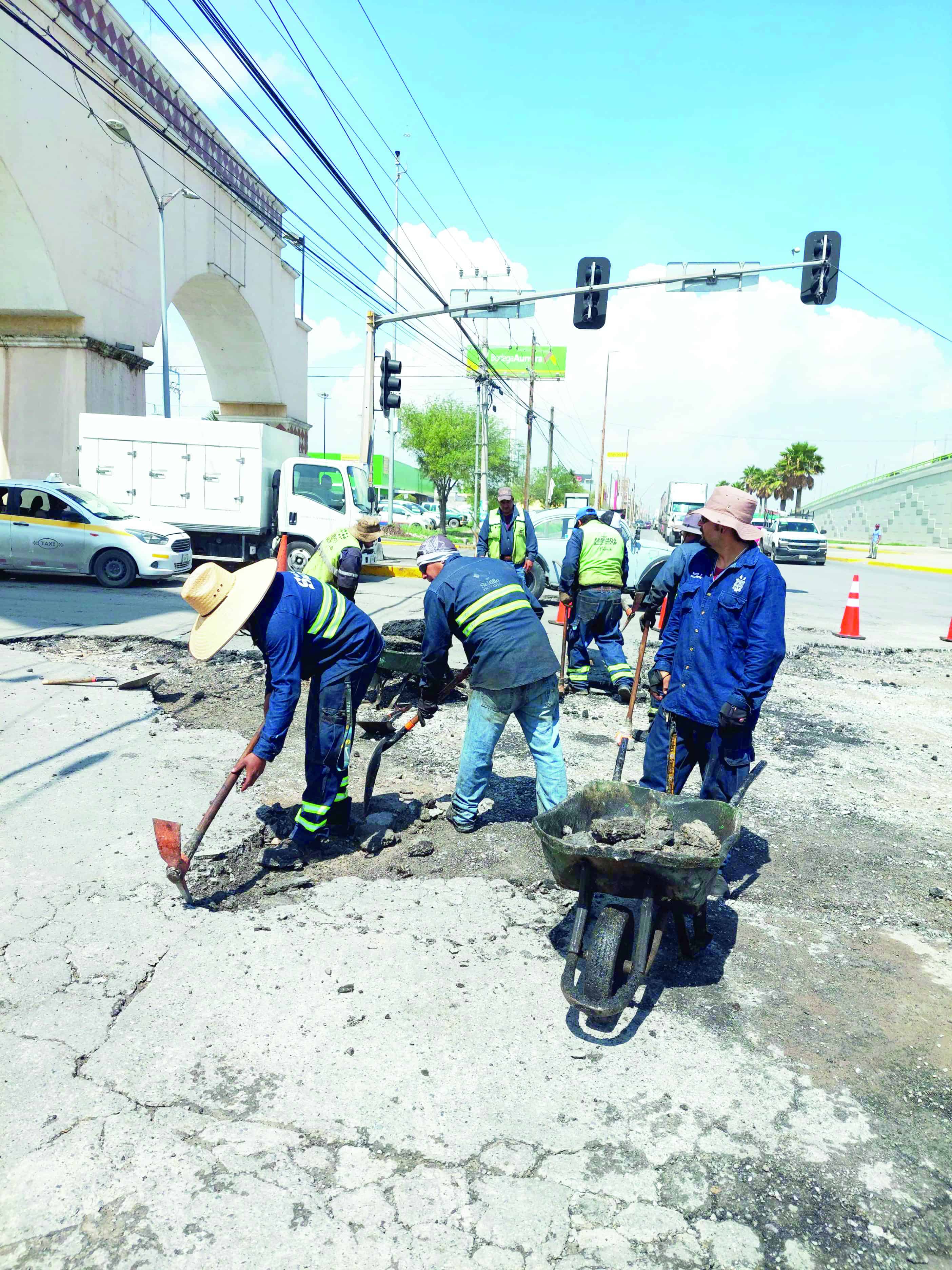 Alcalde Javier Díaz González supervisa remoción de escombros en Saltillo