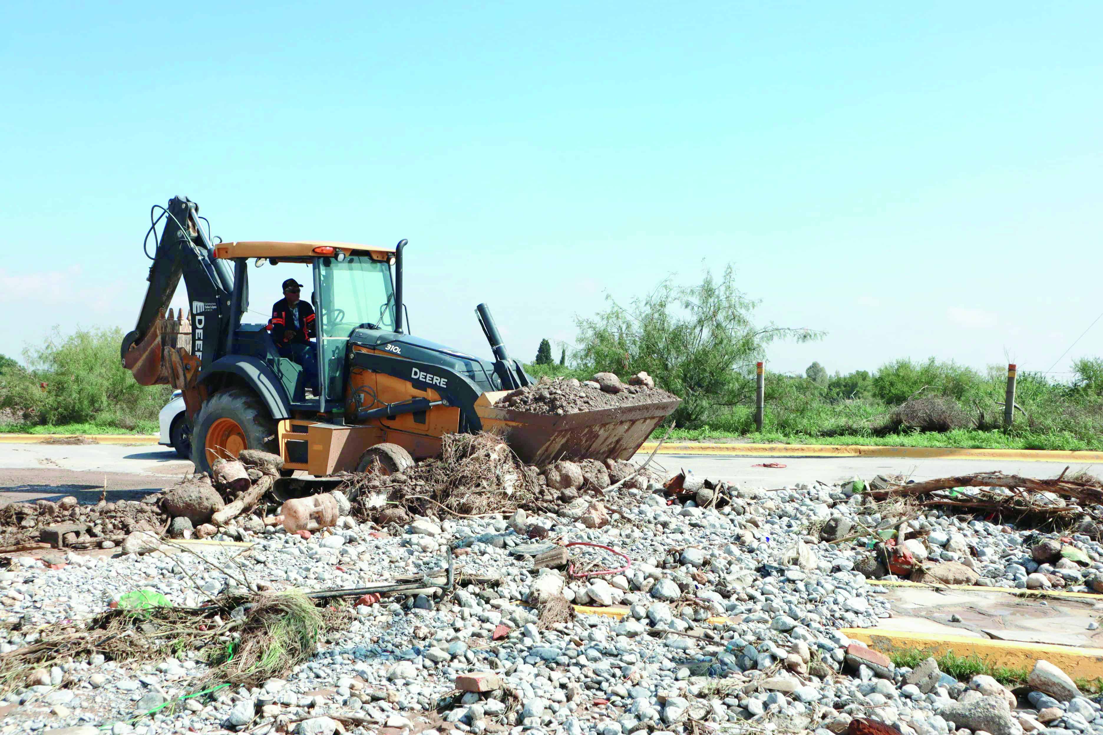 Alcalde Javier Díaz González supervisa remoción de escombros en Saltillo