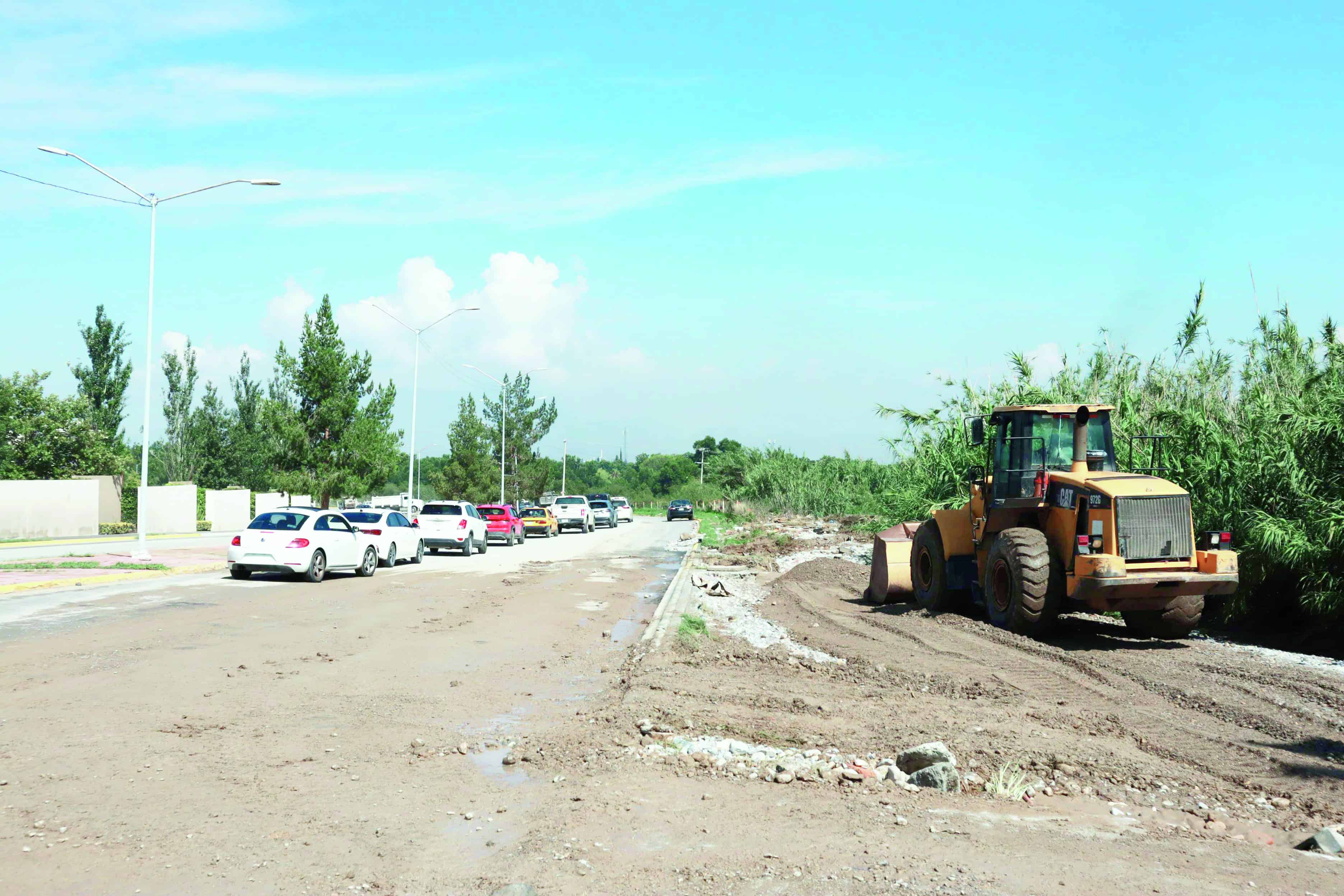 Alcalde Javier Díaz González supervisa remoción de escombros en Saltillo