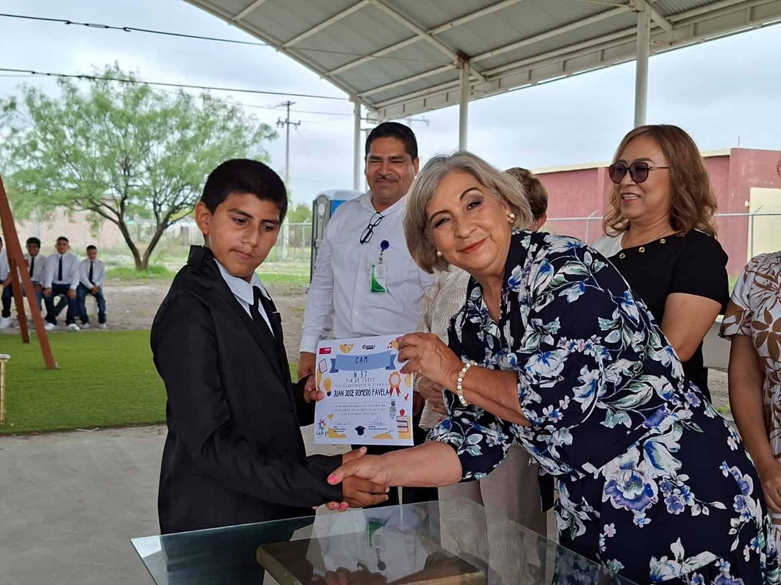 Celebran con orgullo graduación en el CAM 37 de Zaragoza