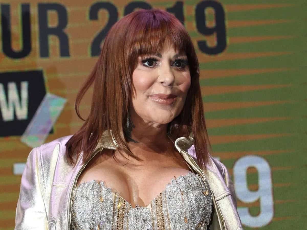 Emotivo gesto de Alejandra Guzmán al besar a su padre en pleno concierto