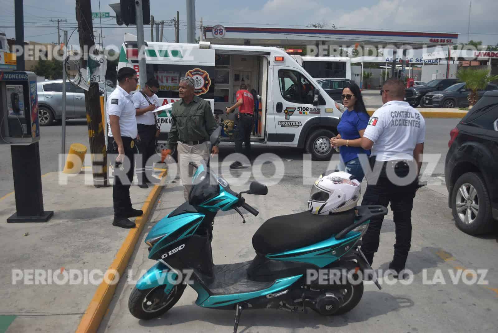 Estampa moto en camioneta por agarrar el acotamiento