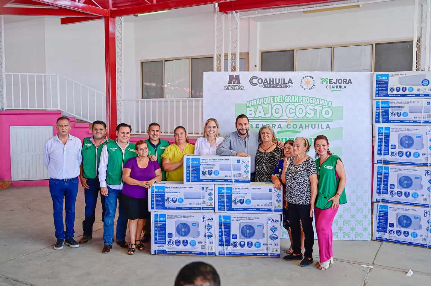 Alcalde Carlos Villarreal Pérez lidera estrategia de apoyo con entrega de minisplits en Monclova