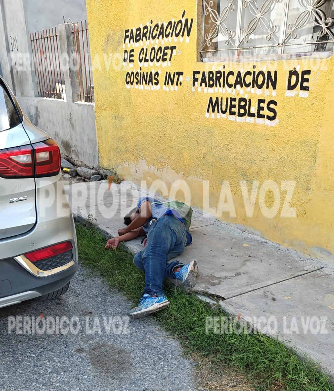 Vecinos Alertan por Hombre Dormido en la Calle
