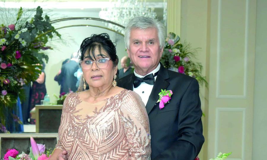 Pareja celebra 50 aniversario de matrimonio con emotiva ceremonia