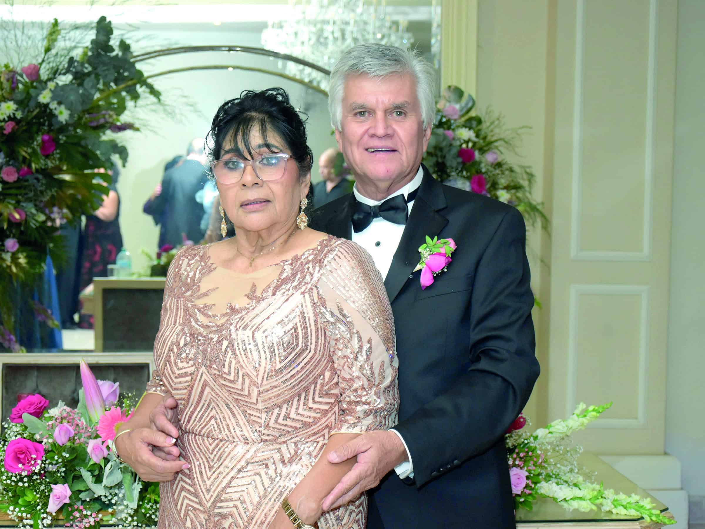 Pareja celebra 50 aniversario de matrimonio con emotiva ceremonia