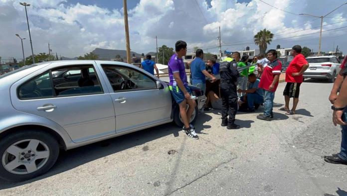 Accidente en Saltillo: Joven resulta atropellada por auto en incidente mecánico