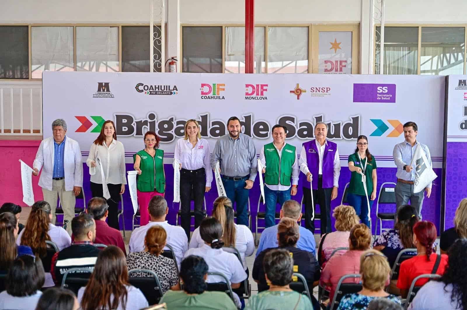 Alcalde Carlos Villarreal y DIF Monclova lideran brigada de salud comunitaria