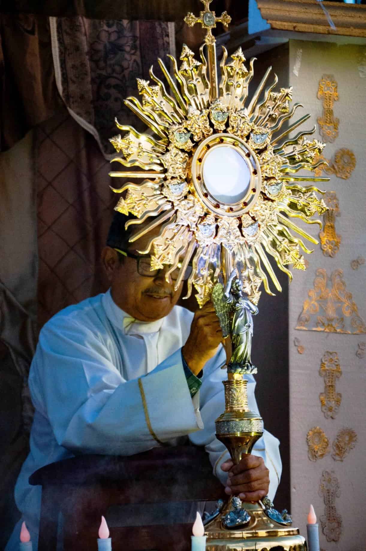 Comunidad católica en oración por recuperación del Padre Felipe Martínez