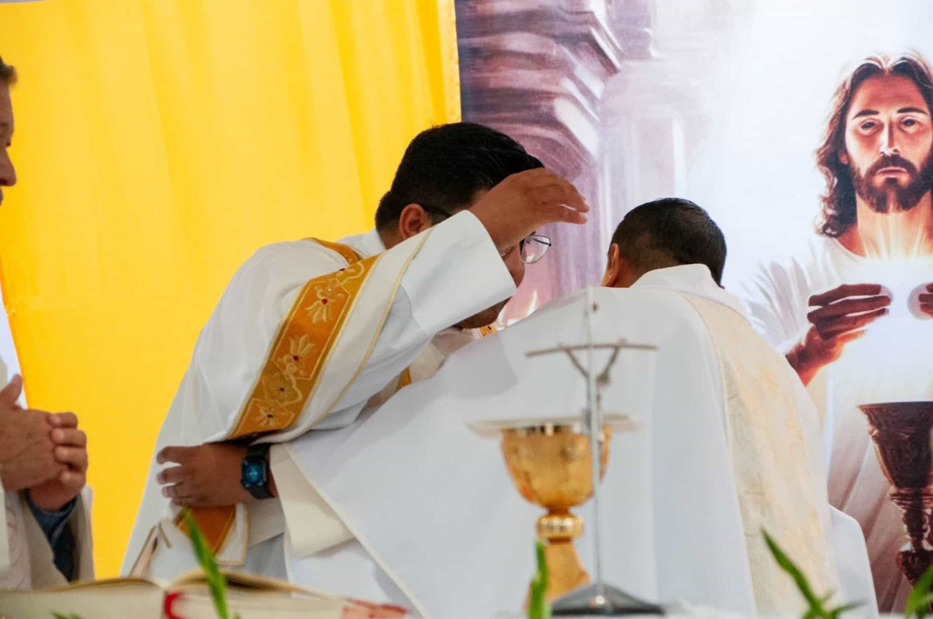 Comunidad católica en oración por recuperación del Padre Felipe Martínez
