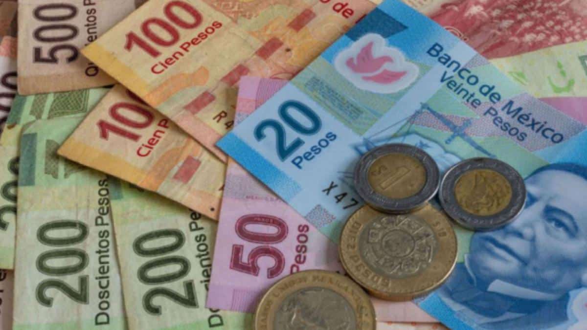 Peso Mexicano se Devalúa Frente al Dólar a 18.67 Pesos